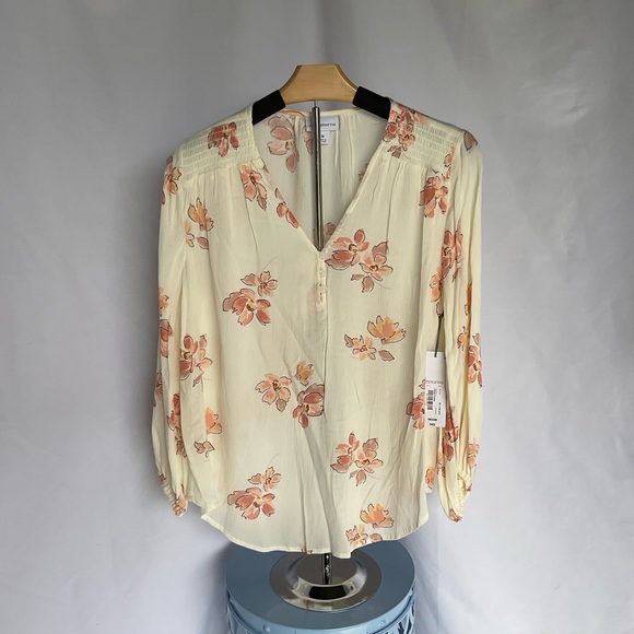 Liz Claiborne women’s size medium color, crema floral, long sleeve‎ lightweight - Picture 5 of 11